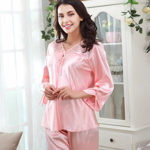Pigiama in raso rosa da donna con ricamo in pizzo floreale e maniche lunghe a svasate