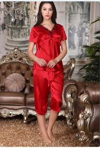 Détail d'un pyjama en soie rouge avec dentelle noire et texture du col en V élégant