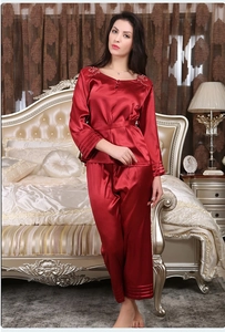 Détails de broderie et poignets à volants sur un ensemble pyjama en satin bordeaux