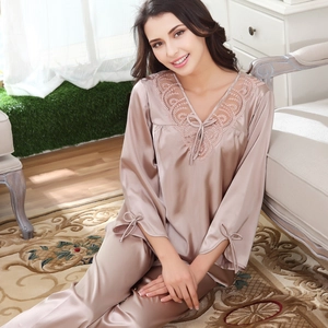 Set pigiama da donna in raso color champagne con bordi in pizzo e pantaloni lunghi