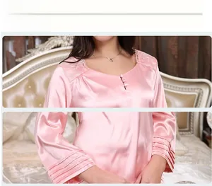 Vue détaillée du haut de pyjama en satin rose avec col en V en dentelle et poignets plissés
