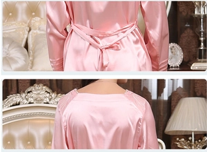 Détails du pyjama en satin rose avec broderie en dentelle et ceinture à la taille