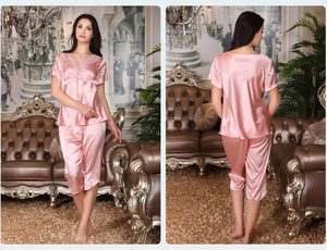 Détail vue avant et arrière du pyjama en satin rose avec dentelle et col en V