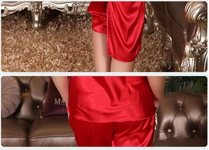Détail du pyjama en satin rouge montrant la texture soyeuse et la finition du tissu lisse