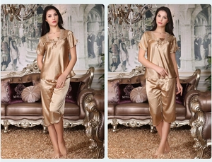 Détails de l'encolure en dentelle et texture satinée du pyjama femme en or champagne