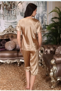 Vue de dos de l'ensemble pyjama en satin champagne avec texture soie et détails nœuds