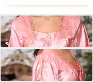 Vue détaillée du pyjama en satin rose avec col en dentelle, boutons nœuds et broderie fleurie