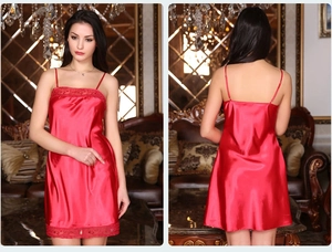 Détail d'une nuisette en satin de soie rouge avec dentelle fine sur la poitrine