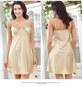 Dettaglio del ricamo in pizzo con scollo a V e raso di seta color champagne sulla sottoveste