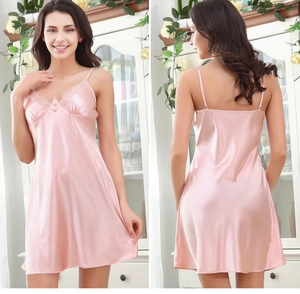 Dettaglio della sottoveste rosa effetto seta con pizzo delicato sullo scollo a V