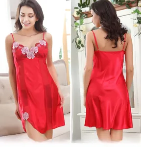 Detailansicht eines roten Satin-Nachthemds mit floraler Stickerei an Ausschnitt und Saum