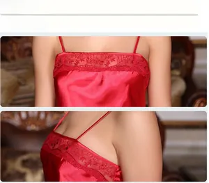 Vue détaillée de la nuisette en satin rouge avec broderie de dentelle délicate au col