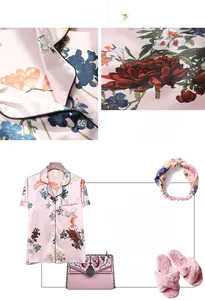 Vue détaillée du pyjama en satin rose avec imprimés vintage d'oiseaux et bordures noires