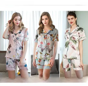 Ensemble pyjama court en soie glacée rose, bleu clair et beige à motifs floraux