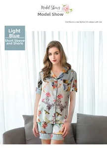 Pyjama en satin bleu clair avec imprimés papillons colorés, haut à manches courtes et short