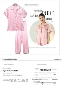 Détail d'un pyjama en satin à rayures roses avec haut à manches courtes et pantalon long