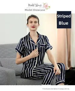 Détail d'un pyjama en soie à rayures bleues avec manches courtes et poche de poitrine