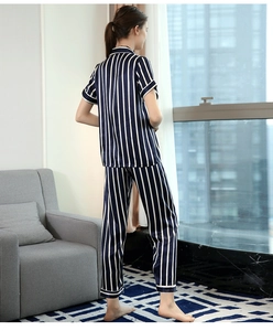 Vue arrière du pyjama court pour femme à rayures bleues et blanches en soie glacée