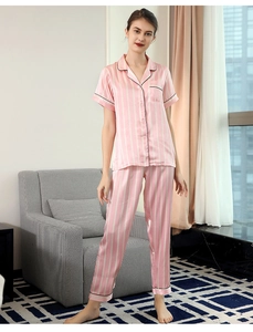 Ensemble pyjama en soie rayée rose avec haut à manches courtes et pantalon long