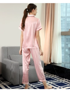 Vue arrière du pyjama en satin rayé rose avec haut à manches courtes et pantalon