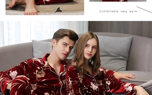 Dettaglio del pigiama di coppia in velluto bordeaux con stampe floreali e colletto