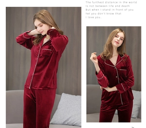 Détails du pyjama en velours bordeaux avec liseré blanc et poche de poitrine