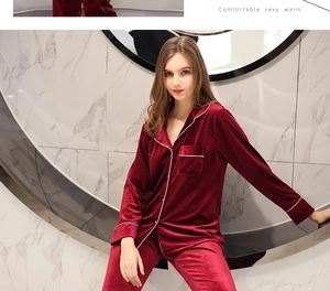 Détail d'un ensemble de pyjama en velours bordeaux avec liseré blanc et col à revers chic