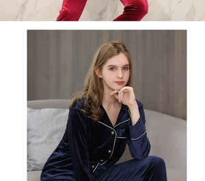 Détail d'un ensemble de pyjama en velours avec liseré contrasté et poche de poitrine