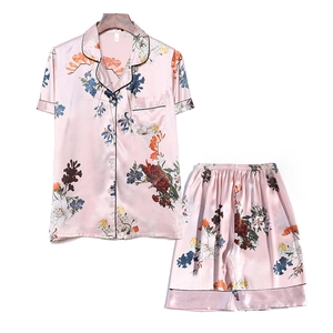Pyjama court en satin rose avec imprimé floral, ensemble chemise et short en soie d'été