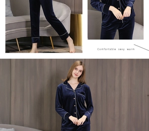 Détails du pyjama en velours bleu foncé avec liserés contrastés et boutons rétro