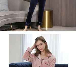Détail du haut de pyjama en velours rose à liseré noir et pantalon bleu foncé