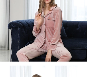 Détail du haut de pyjama en velours rose avec passepoil noir et fermeture à boutons