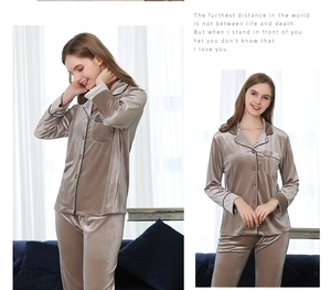 Détail du pyjama en velours champagne avec passepoil contrasté et boutonnage