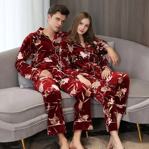 Set pigiama di coppia in velluto rosso con stampe floreali e bordi a contrasto