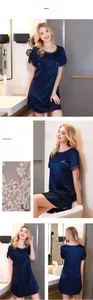Camicia da notte in raso blu scuro a maniche corte con profili bianchi e taschino