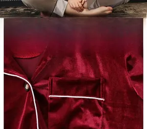 Détail de la poche de pyjama en velours bordeaux avec liseré blanc et bouton rond