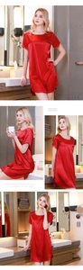 Dettaglio della camicia da notte in raso rosso con bordino a contrasto e tasca