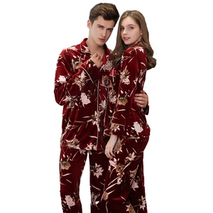 Set pigiama coordinato in velluto per coppie bordeaux con finiture bianche a contrasto