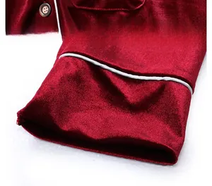 Détail du tissu en velours rouge avec passepoil blanc et bouton style bois