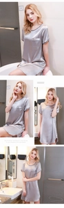 Camicia da notte in raso di seta grigio argento con maniche corte e tasca in casa