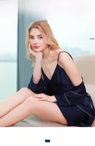 Détail de l'ensemble nuisette et peignoir en satin bleu foncé avec liserés blancs