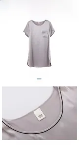 Dettaglio della camicia da notte in seta grigio argento con scollo ed etichetta