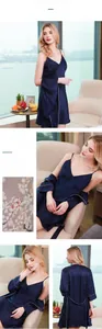 Vue détaillée de l'ensemble de nuit en satin bleu marine avec robe à dentelle et peignoir