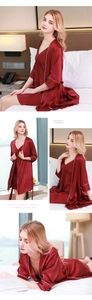 Détail de l'ensemble pyjama en soie rouge foncé avec satin rayé et bordure blanche