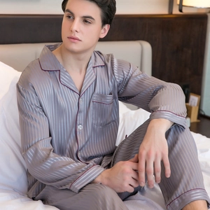Ensemble pyjama en soie rayée argentée pour homme avec manches longues et revers chic