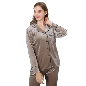 Ensemble pyjama en velours pour femme couleur champagne à manches longues et liseré noir