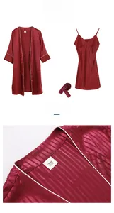 Ensemble de pyjama en satin bordeaux rayé avec nuisette et peignoir à manches longues