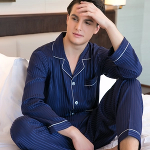 Ensemble de pyjama en satin de soie bleu marine pour hommes avec rayures et passepoil