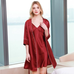 Ensemble pyjama en satin bordeaux pour femme avec robe à bretelles et peignoir assorti
