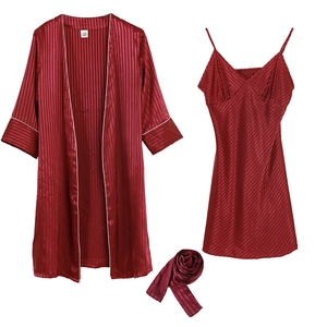 Ensemble pyjama rouge foncé pour femme en satin à rayures verticales et liseré blanc